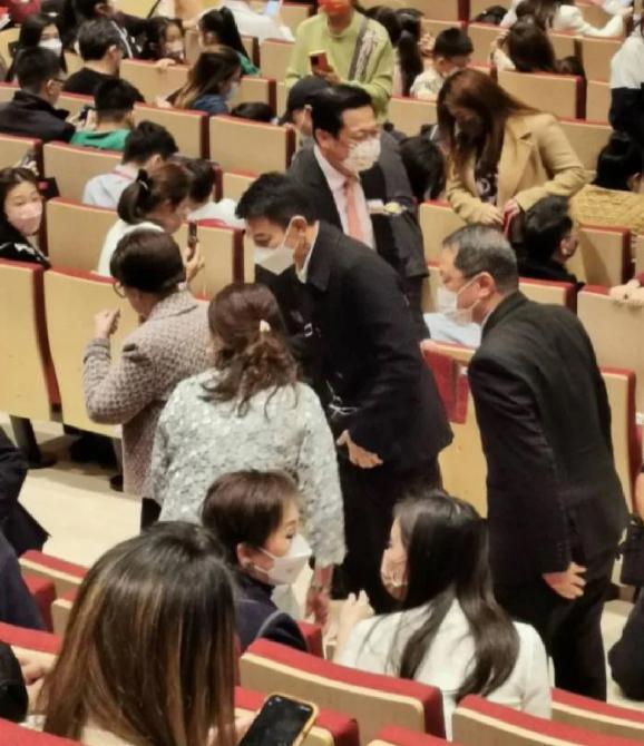 刘德华|刘德华夫妇罕见合体，穿情侣装去看女儿表演，56岁朱丽倩近状超好