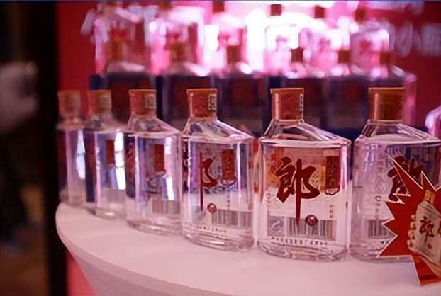 东北大爷珍藏白酒曝光,没想到竟是“这两款”平价酒,行家:识货