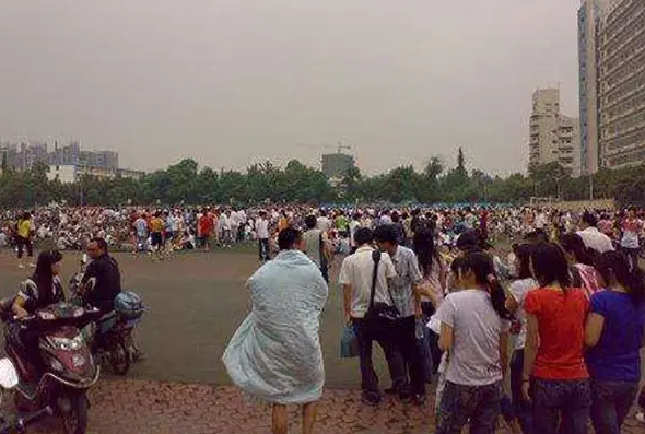 汶川地震22岁美女被大叔所救，为报恩以身相许，直言：他不懂浪漫