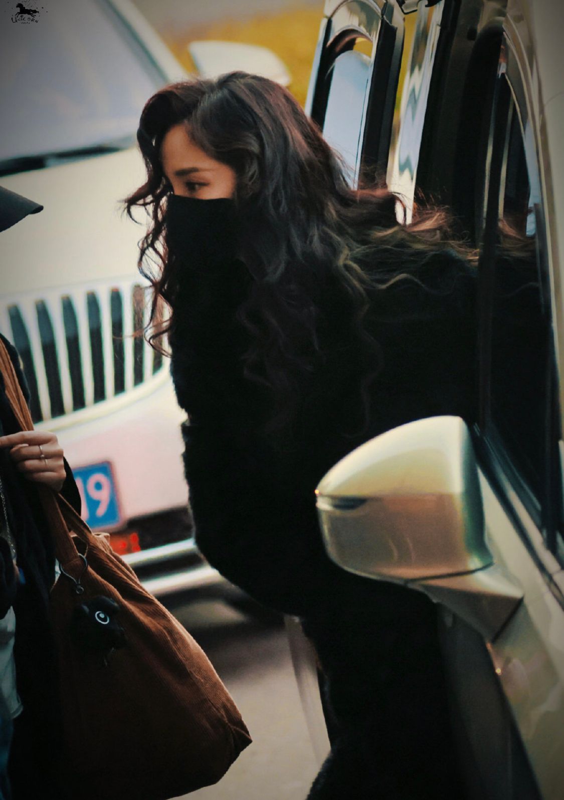 发型 被杨幂新发型惊艳了,烫“港风卷”好显贵,配黑色皮草贵妇范十足