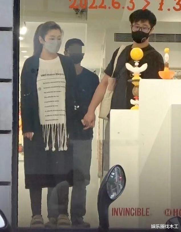 Selina|Selina跟男友牵手买菜，无名指对戒曝光，疑已秘密结婚，女方回应