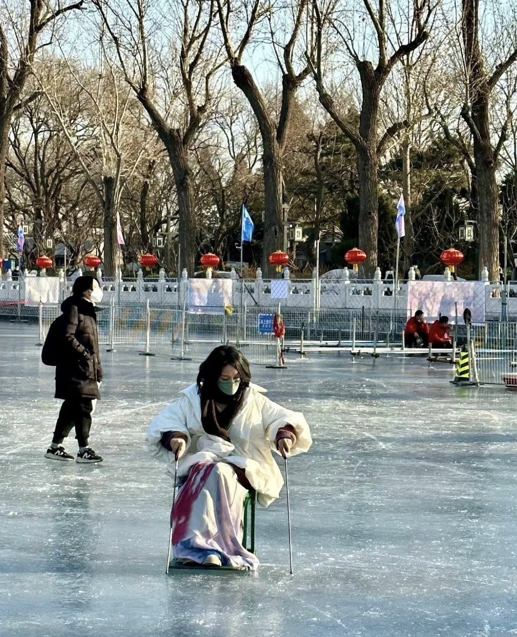 周迅|48岁周迅户外滑冰被偶遇,穿汉服长裙举止淑女,被赞散发仙女气质