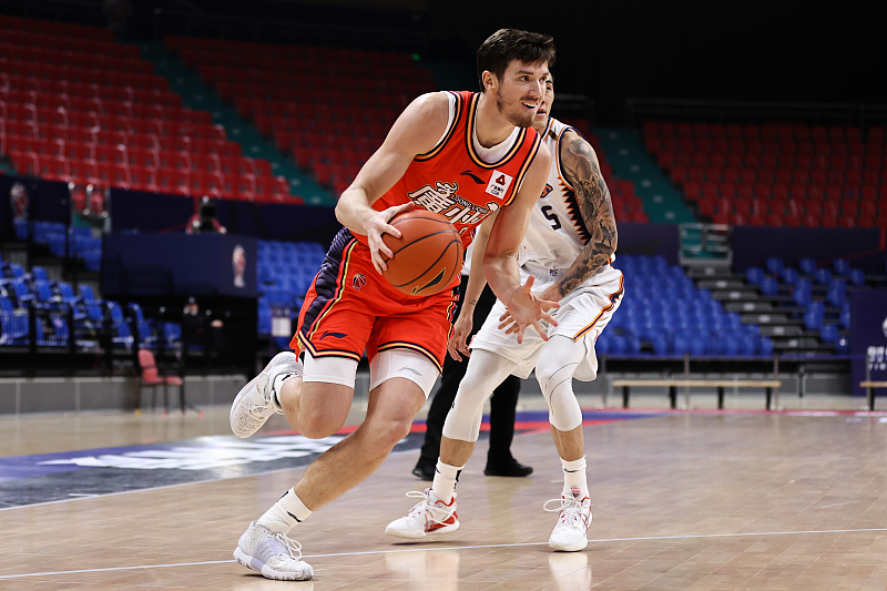 郭士強(qiáng)|廣州輸球仍有大收獲！208CM高塔18分鐘14+8+3，成郭士強(qiáng)關(guān)鍵一環(huán)