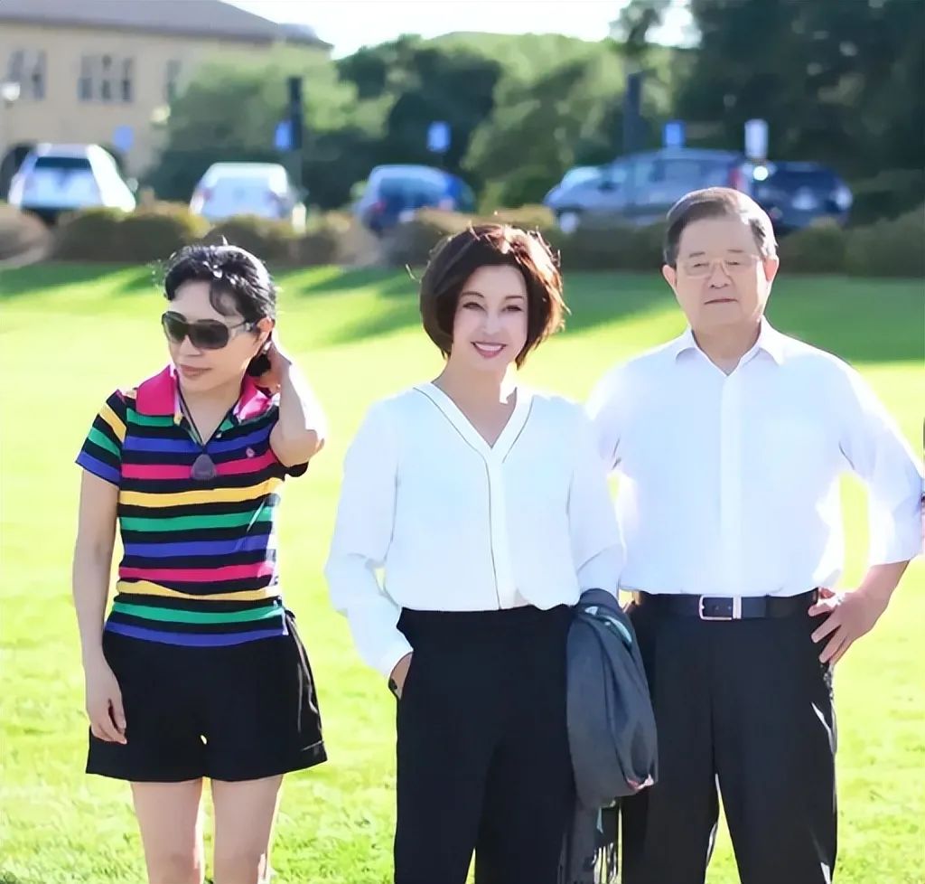 刘晓庆|刘晓庆富豪老公太儒雅了，老夫老妻穿情侣装她像大姐姐，丈夫却像爹