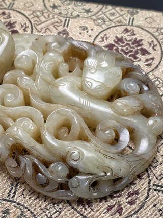 博物馆|明 和田玉籽料 白玉沁色 螭龙纹 带扣 带饰 把件