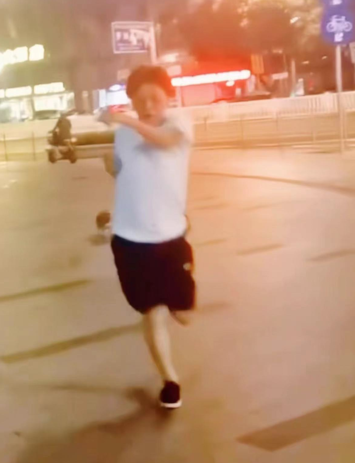 港星梁小龙定居成都放飞自我,深夜在大街上打拳,不顾形象惹争议