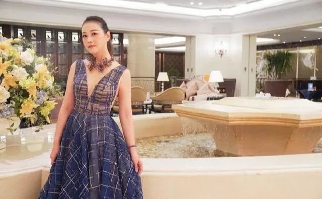 格纹 55岁周海媚发福也时髦，穿格纹连衣裙配高马尾，气质丝毫不输当年