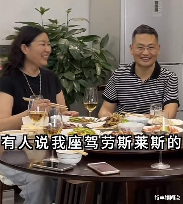 猴哥携妻子回老家过端午节!父母真实身份曝光,否认是富二代身份