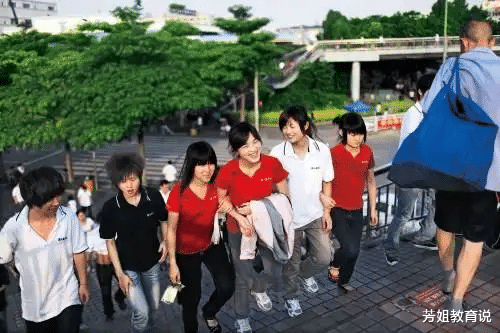 本科生|富士康在职员工坦言：流水线上本科生越来越多，揭露了真实原因