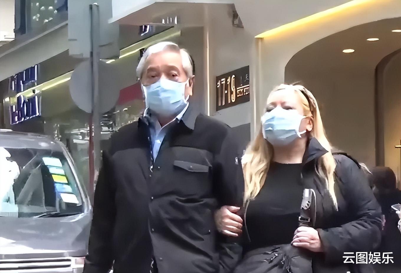 秦沛|77岁老戏骨移居国外,住别墅生活悠闲,下雪后携女儿在门口堆雪人