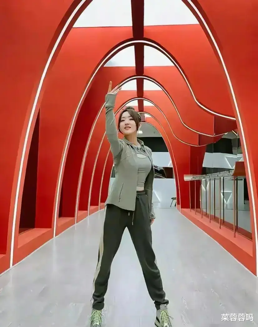 杨钰莹|50岁的杨钰莹，她真不是在装嫩！