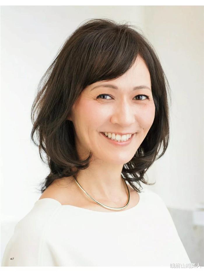 口红 ?奔五的女人，冬天要烫就烫这3种齐肩卷，减龄显气质，谁见谁夸