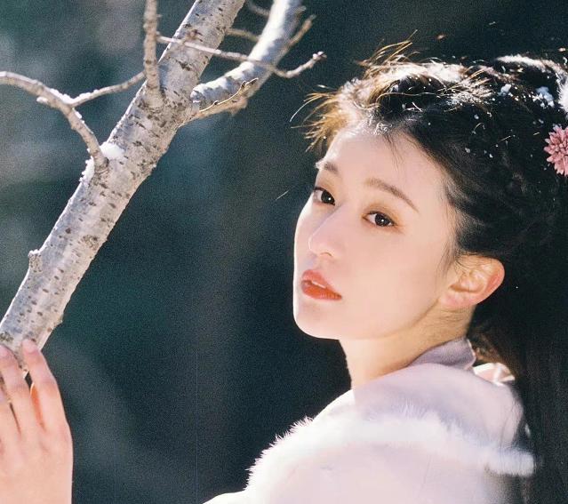 乔欣|乔欣粉衣古装我见犹怜，气质清冷出尘神似刘诗诗，粉丝：心动了！