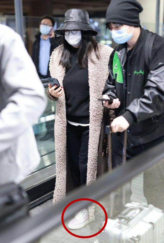 李湘|李湘和男伴朋友现身机场，包包大衣成亮点，网友：感觉像韩红