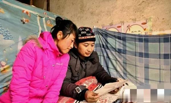丹东女孩吃剩饭,穿旧衣,痴情守护白血病男友3年,被指责不孝