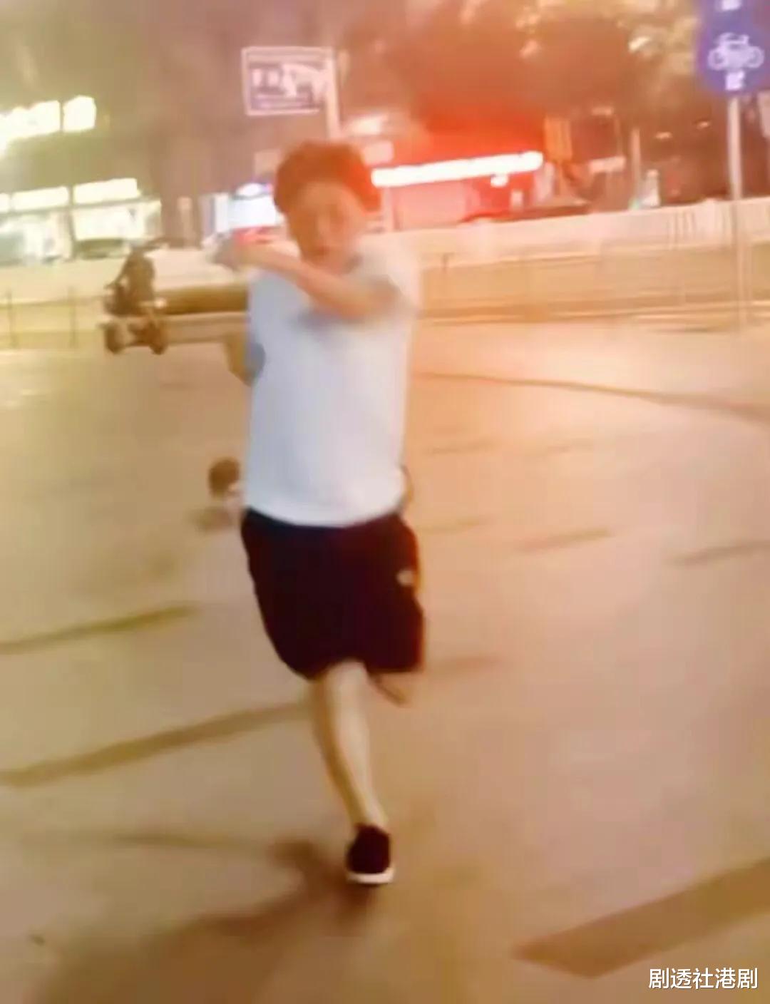 |知名港星近况曝光!深夜街头打拳放飞自我,前妻曾被泼硫酸毁容