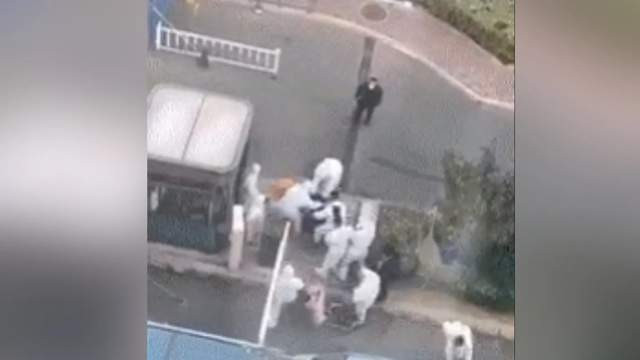 兰山警方通报多名防疫人员与居民发生冲突，手持木棍拖拽殴打居民