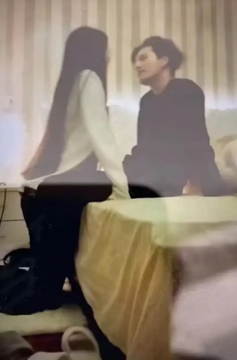 曝男爱豆带女生回家过夜,两人KTV唱歌到凌晨,同回小区现场被拍