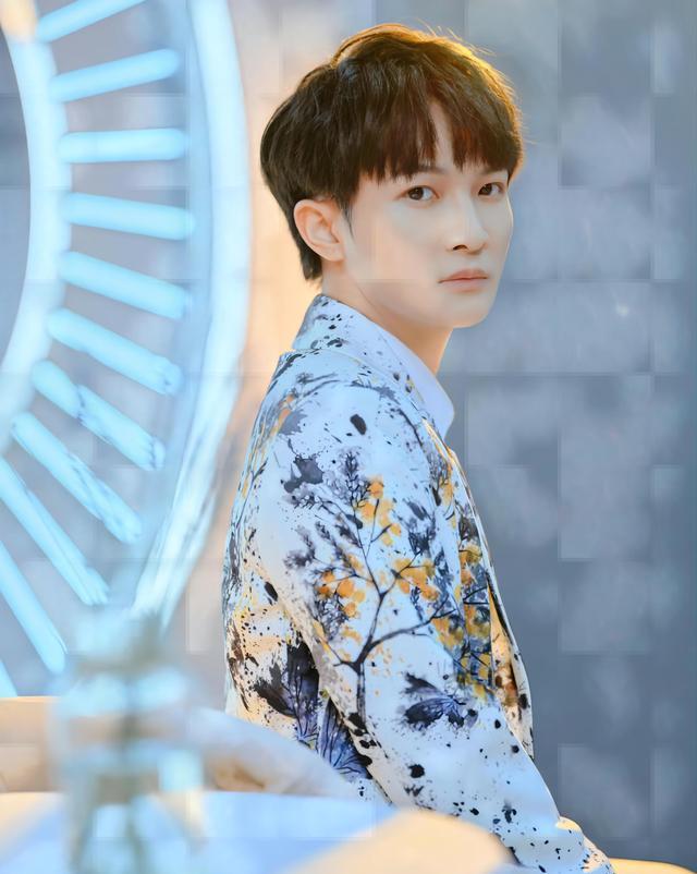 周深|周深粉丝突破800万,互动超100万,却有人质疑他的数据是否真实