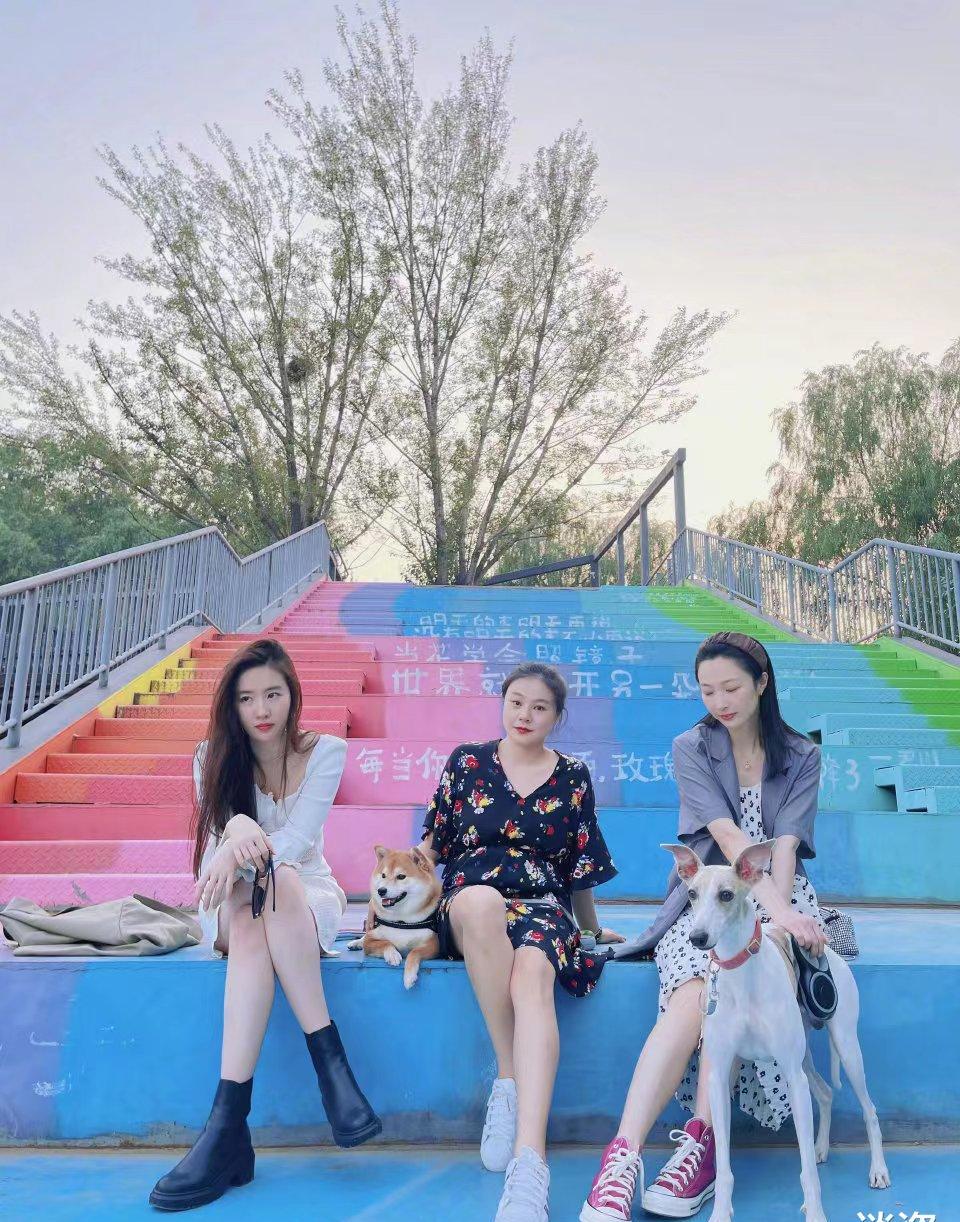 刘亦菲|刘亦菲晒国庆出游照,白裙黑靴造型养眼,肤白貌美颜值在线