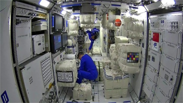空间站|看中国航天员在空间站的生活，工作安排满满当当，休闲也不可少