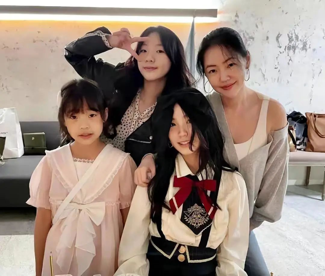 小S|小S低调给女儿庆生，手下卡片爱意满满，这字简直太漂亮了