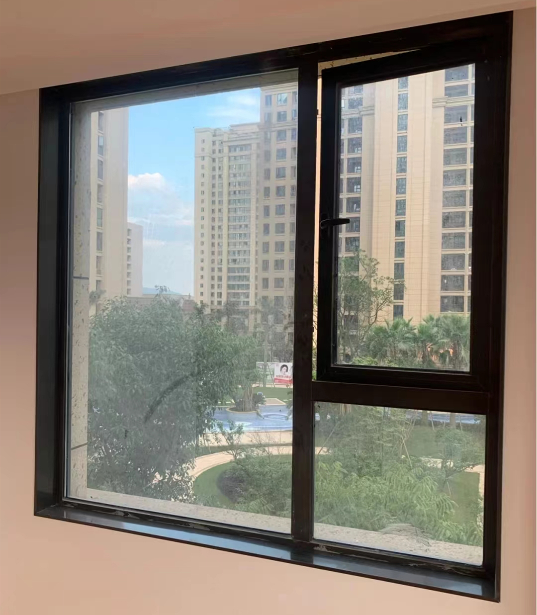 卫生间和厨房是平开窗的请注意,有可能你家需要砸窗边的墙