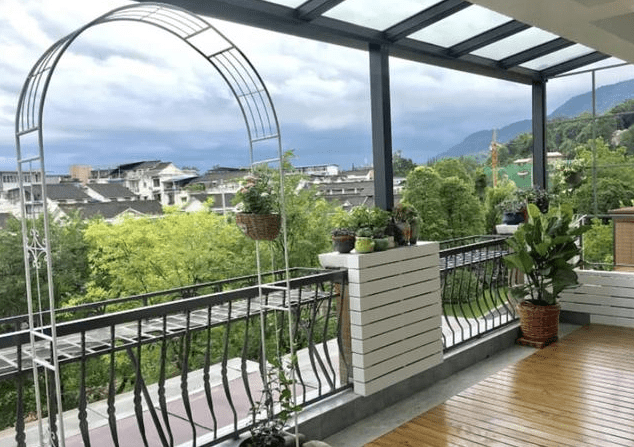 夫妻两为了露台买没人要的顶楼,装修完变空中花园,邻居都眼红!