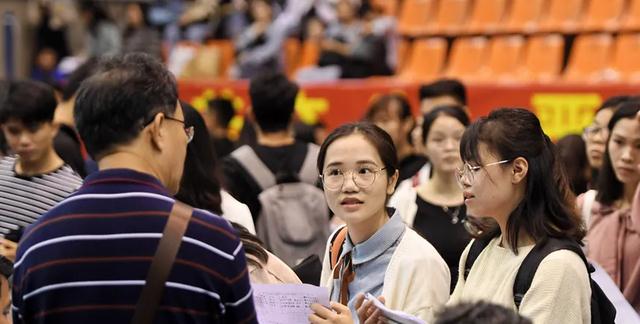 大学生|家长心目中“有钱途”的职业,会计排进前三名,学生却表示太难了