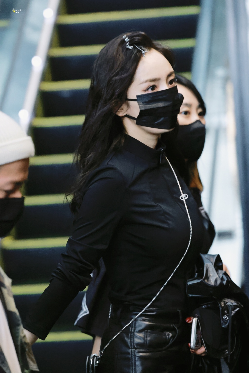 杨幂|杨幂私服绝了！胸前镂空展现性感，红手套简直是画龙点睛