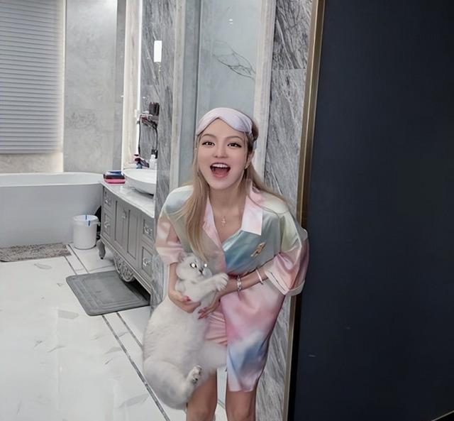 周扬青豪宅内景首次曝光！巨大浴室装修精致奢华，穿吊带大秀好身材