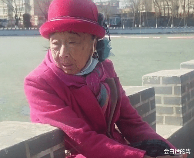 李玉成|85岁马玉琴见70岁婆婆，2人牵手逛街似姐妹，网友：借尸还魂？