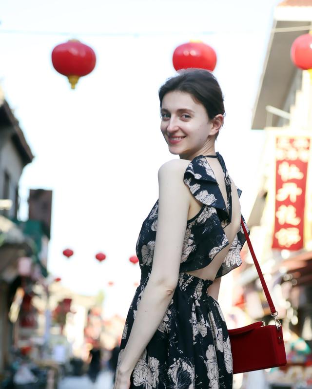 俄罗斯美女恋上河南小伙，远嫁中国不要彩礼三金，如今怎样了？