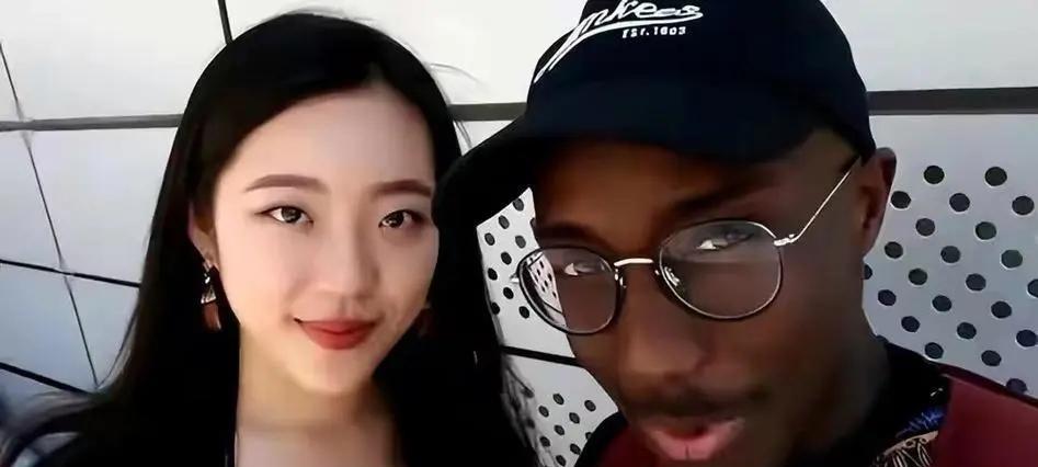 谁说黑人基因更强?小16岁非洲美女遇到东北大汉,黑人基因也要爬