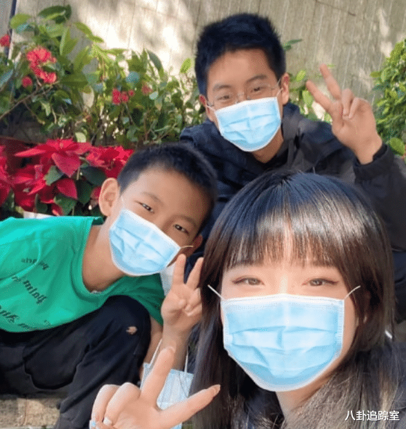 饶敏莉|孙卓动态“富贵味”十足，拿花的手意外抢镜，网友：不刷碗可惜了