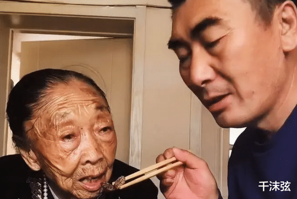 李玉成|李玉成与新欢同旅游,让85岁马玉琴自己在家,网友:不忍直视