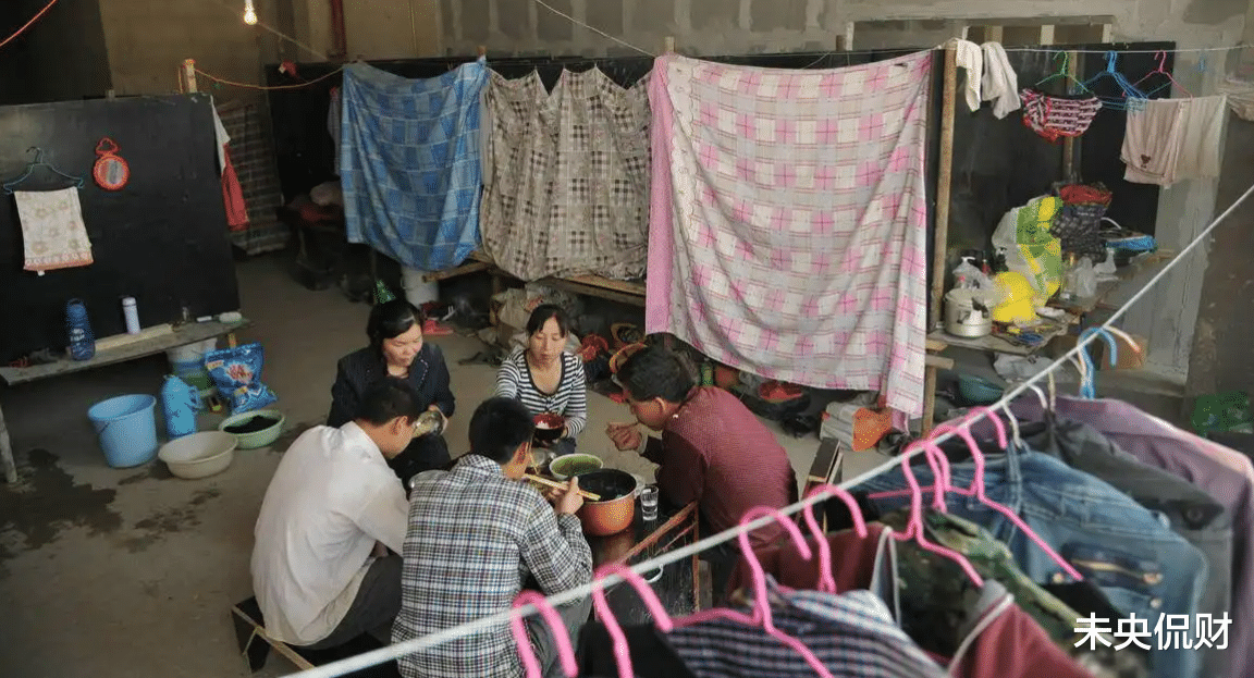 工地上，不少男女混住在一起，他们难道都不会尴尬吗？