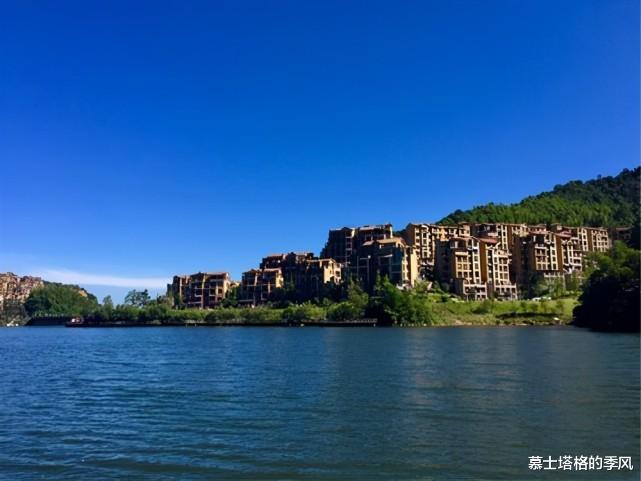 丽江|中国版的天鹅堡:距赤水40公里,海拔1400米,避暑胜地,欧陆风情