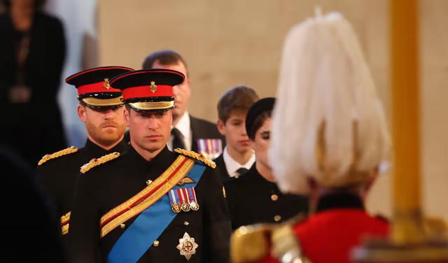 哈里王子|三年后,哈里王子在伊丽莎白二世的守夜仪式上再次穿上军装