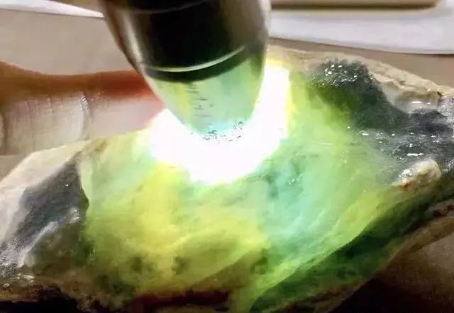 汽车|每块翡翠原石都是独一无二,加上大师的雕刻神力,绝世摆件诞生了!