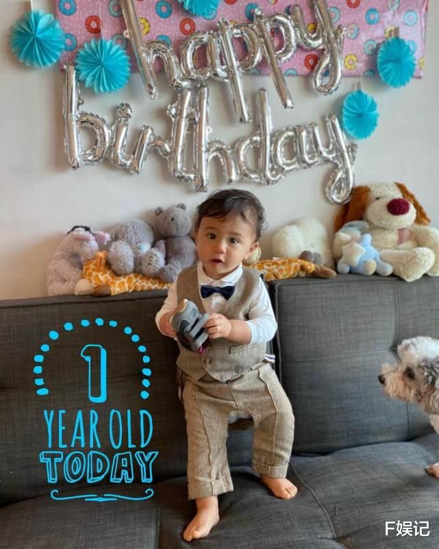 原子鏸|郑佩佩女儿原子鏸晒一家三口温馨全家福为儿子庆祝1岁生日