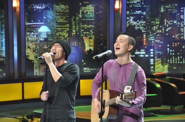 工地|“旭日阳刚”王旭重回工地打工，穿破衫睡板房，床单枕巾满是油污