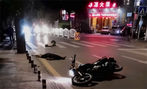 男子无证骑摩托车撞上货车后身亡,家属索赔103万,法院判了