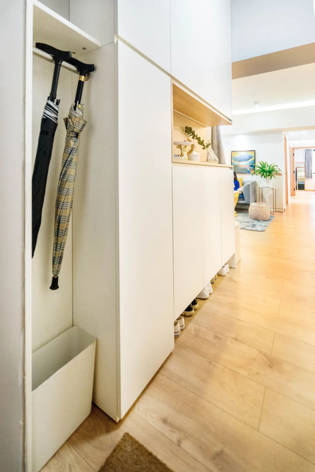 进门后是长玄关，如何设计更加实用而不压抑呢？