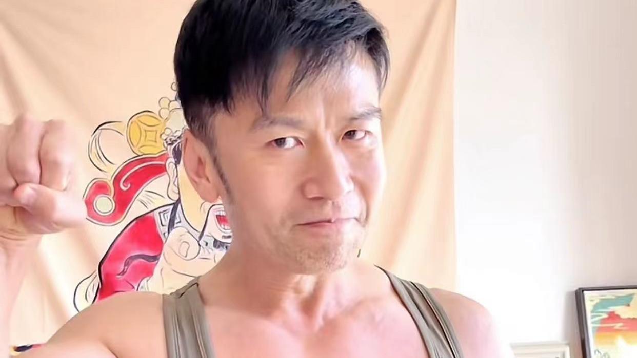 唐文龙|52岁唐文龙疑与内地女友同居！在北京租公寓，装修朴素挂巨幅财神