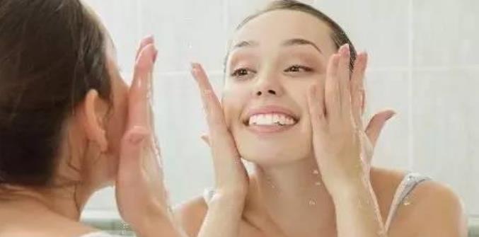 皮肤干燥 洗脸时，用热水好，还是用冷水好？这么多年可能都弄错了！