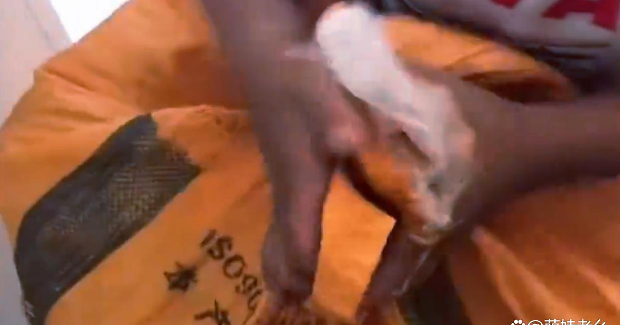 史上最孝顺的儿子!7岁娃捡瓶瓶卖钱给爸爸买礼物,妈妈哭笑不得