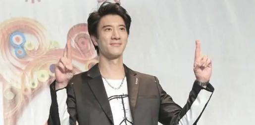 王力宏|王力宏离婚后首现身，曾被控2项罪罚款六位数，街头为女儿选礼物