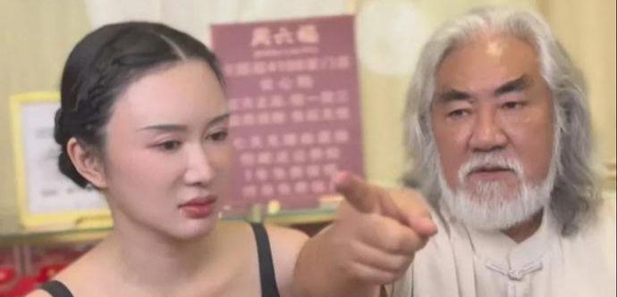 张纪中|张纪中直播怒斥妻子：喜欢装大款致其亏损两千万