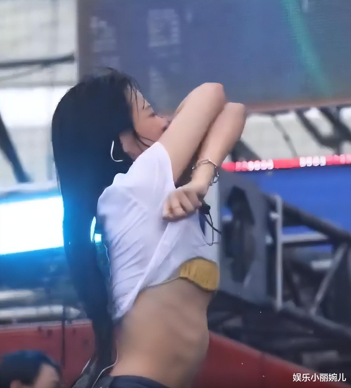唱嗨了！韩国女歌手BIBI参加音乐节，表演期间比基尼险些滑落